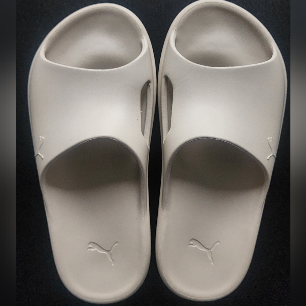 PUMA Men's Shibui Cat Slide Sandal in Cream. Size 9. New w/out box.